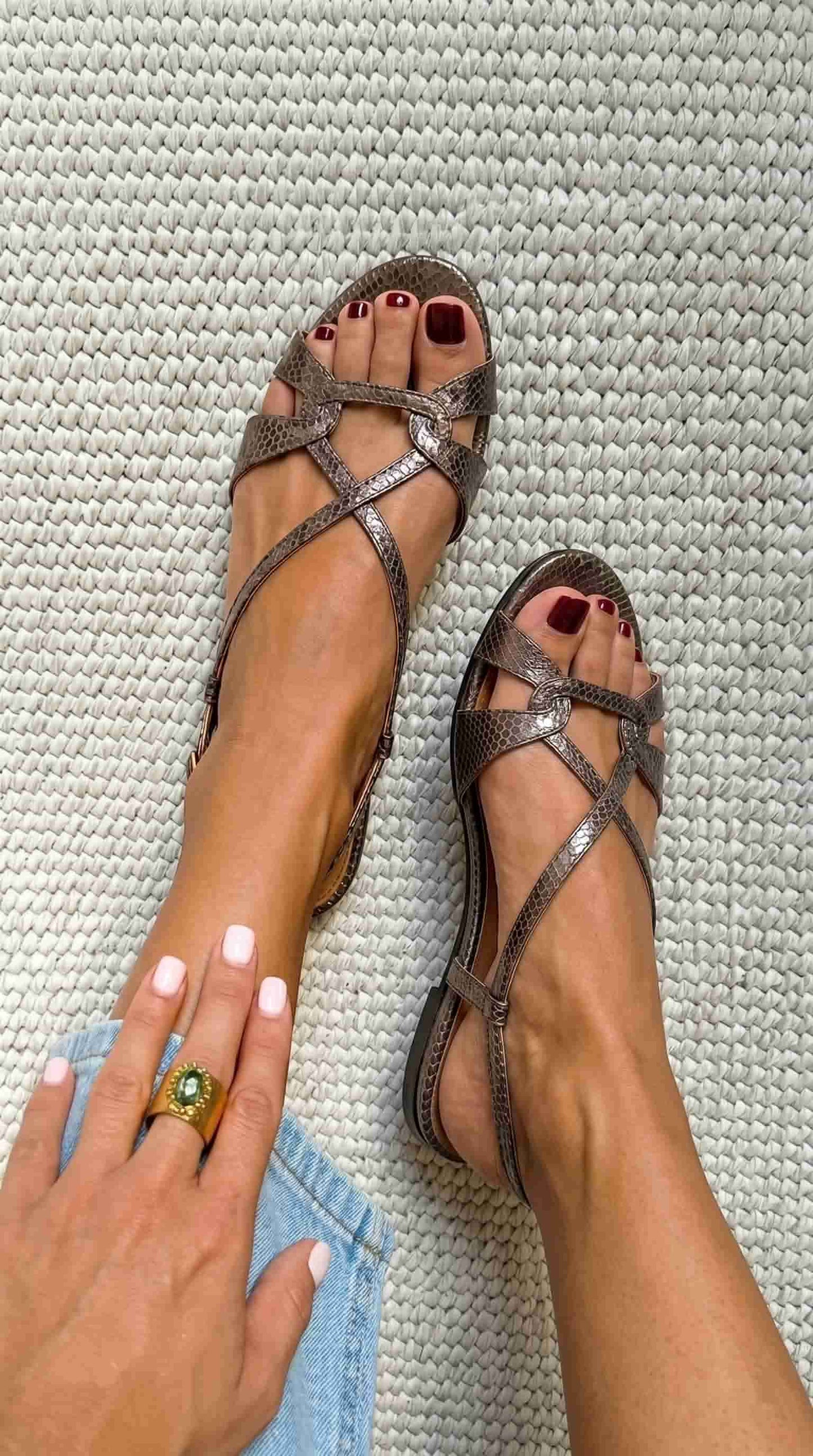 Sandalias slingback con efecto serpiente de tacón bajo bronce con punta abierta